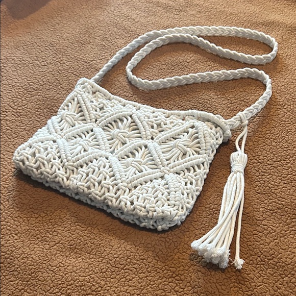 Elegant White Macrame Shoulder Bag - Picture 3 of 10